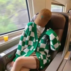 批发杨泡泡 黑白格子针织开衫女2025秋冬新款宽松韩版慵懒风毛衣外套