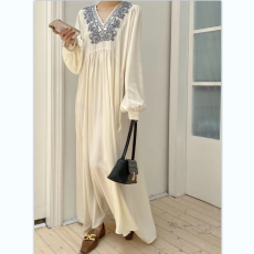 批发<b class='q'>实拍</b>宽松波西米亚民族风旅行度假穿搭长裙V领刺绣连衣裙