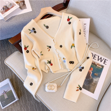 批发实拍2026春季气质V领<b class='q'>针织</b><b class='q'>开衫</b>女设计感手工刺绣修身<b class='q'>短款</b>毛衣外套