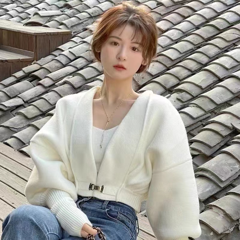 화이트 작은 샤넬 스타일 맨위 여성 2026 가을 겨울 새로운 디자인 센스 작은 대중 패션 품격 달콤함 느긋한 바람 오픈 가디건