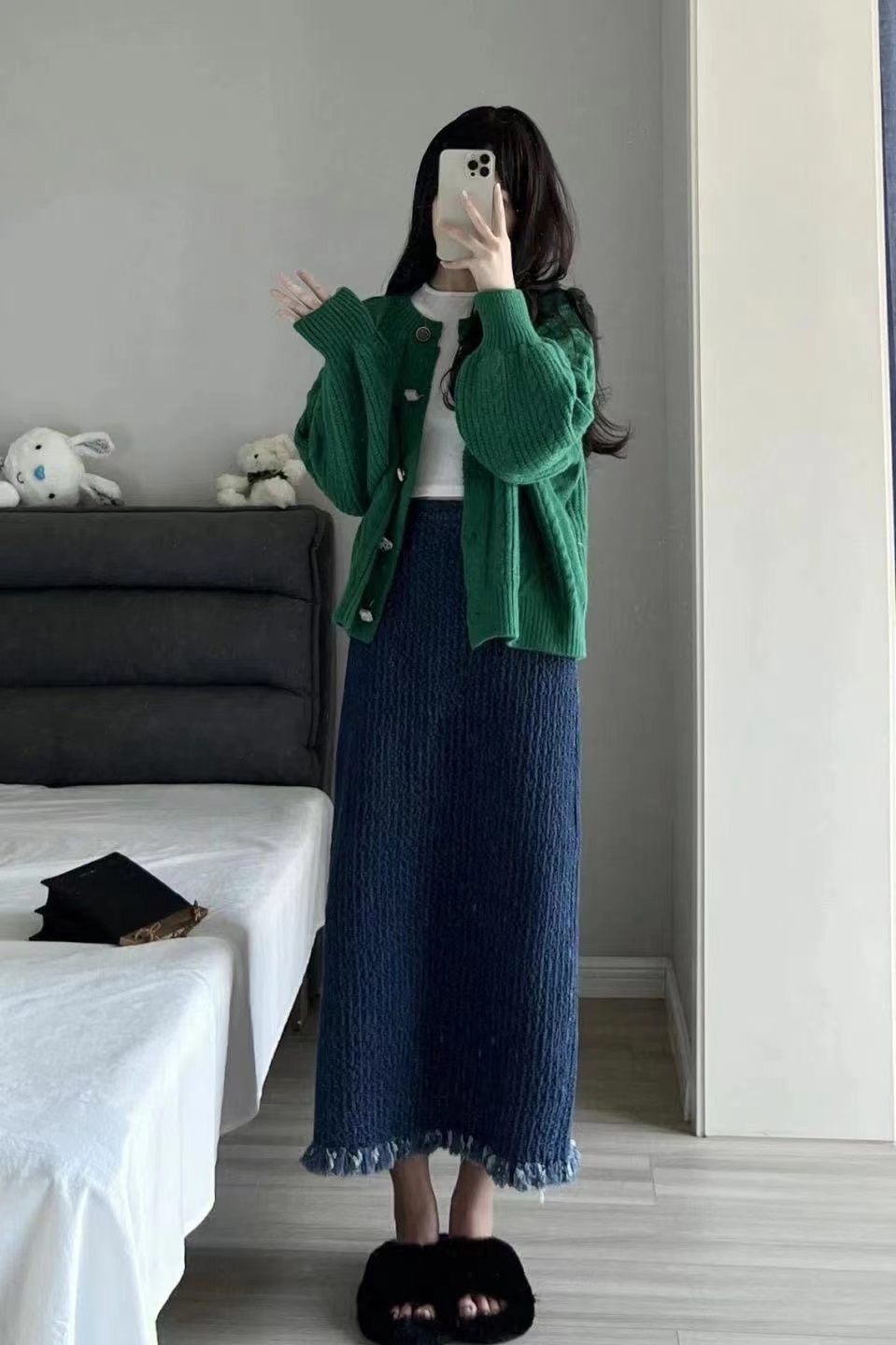 Design sense, niche temperament, retro knitted cardigan sweater, women's long-sleeved T-shirt, high-waisted skirt suit, two-piece set