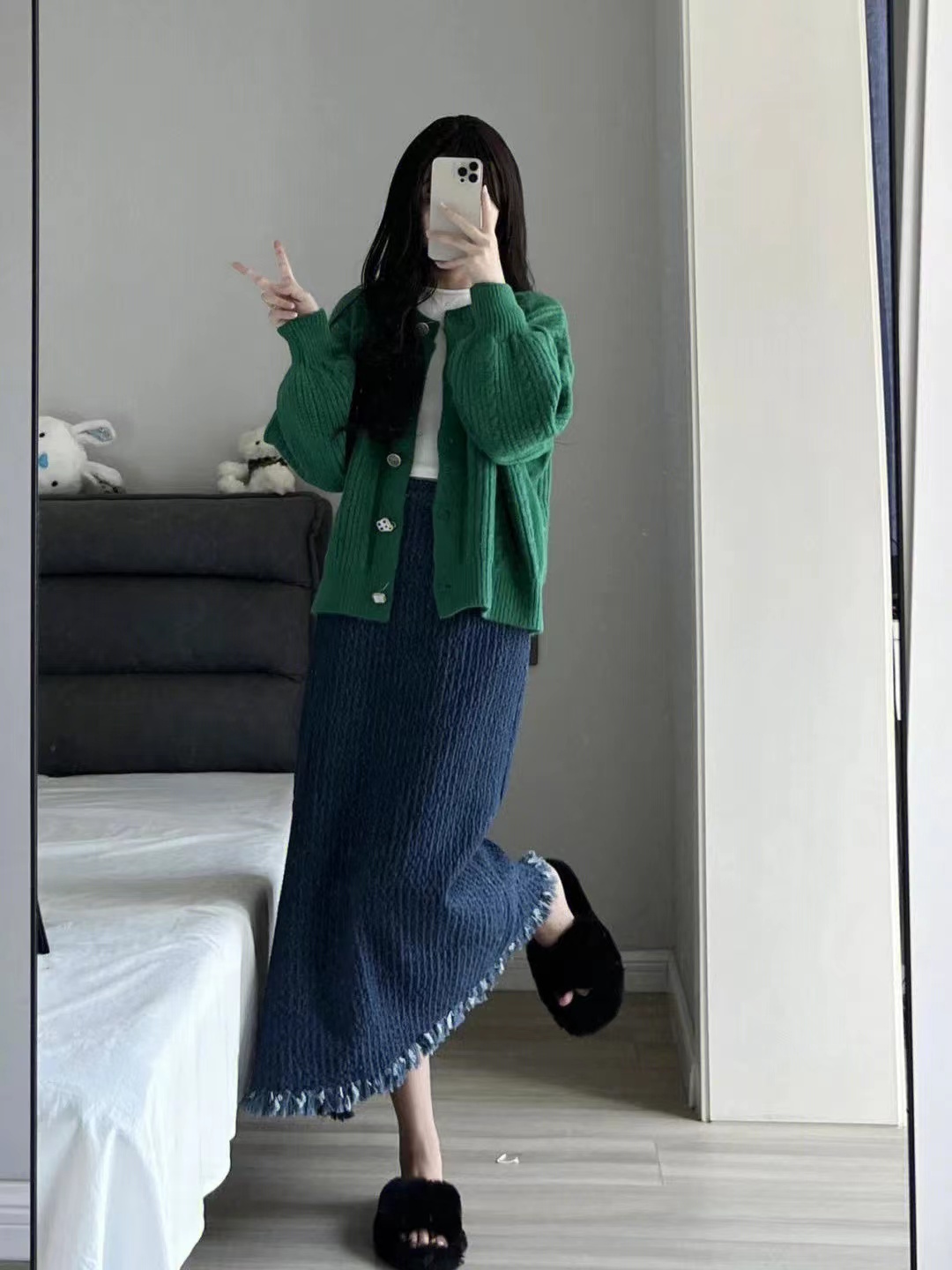 Design sense, niche temperament, retro knitted cardigan sweater, women's long-sleeved T-shirt, high-waisted skirt suit, two-piece set