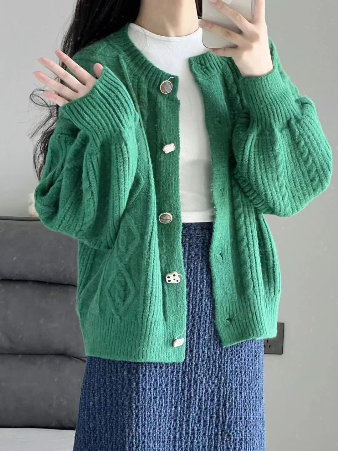 Design sense, niche temperament, retro knitted cardigan sweater, women's long-sleeved T-shirt, high-waisted skirt suit, two-piece set