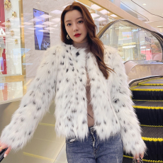 韩国小雪豹2023年冬季新款仿豹纹狐狸毛皮草外套女斑点毛毛绒大衣