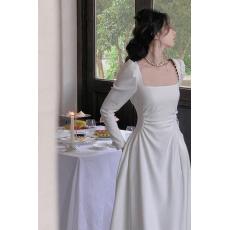 白色方领连衣裙2026春秋长袖褶皱a字收腰别致设计感法式茶歇裙子