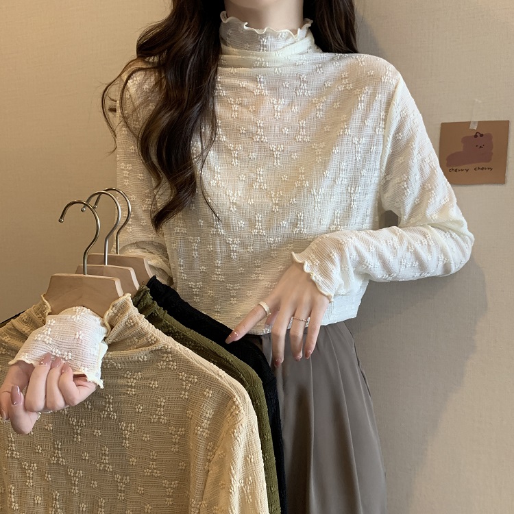 Actual shot of a soft, waxy, half-turtle collar, elastic lace bottoming shirt that can be layered with a versatile long-sleeved fungus hem top