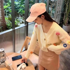 批发<b class='q'>韩</b>国小众百搭甜美<b class='q'>风</b>短款两粒扣针织衫女新款立体花朵低领长袖开衫