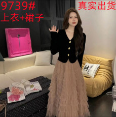 邱肉瑶QIUROUYAO暗夜精灵 法式V领丝绒上衣+蛋糕半身裙
