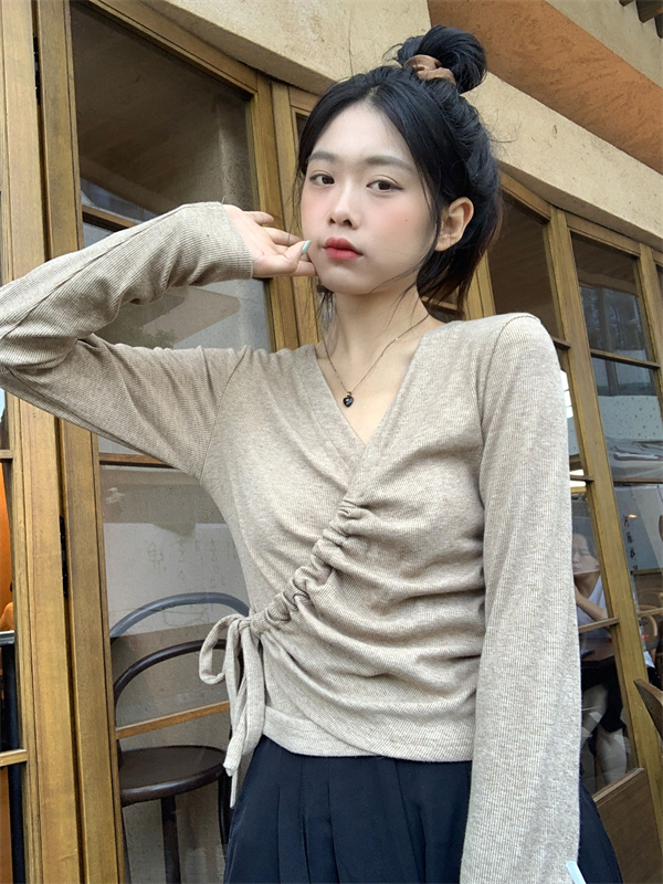 Actual shot of new V-neck drawstring design bottoming shirt worn outside T-shirt