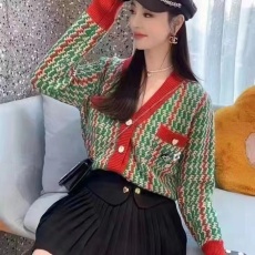 批发<b class='q'>韩版</b>秋冬v领钩边拼接针织开衫百搭短款爱心胸针条纹撞色<b class='q'>毛衣</b>女潮