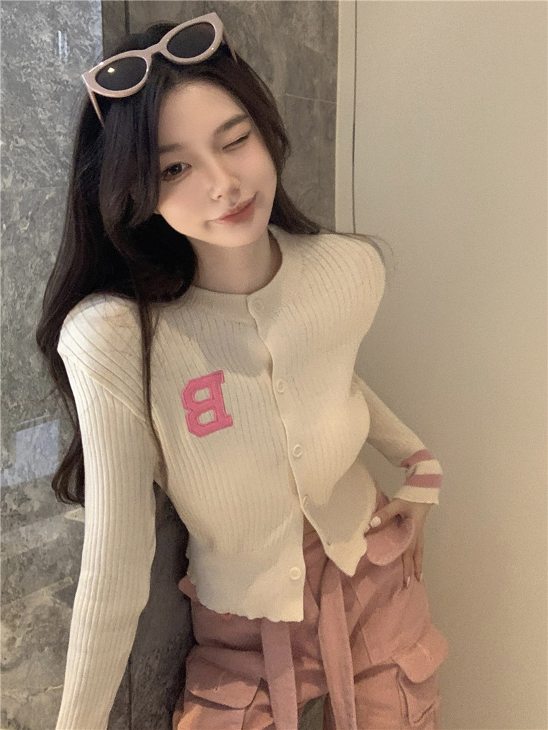 Real shot of hot girl’s short round neck embroidered contrasting color fungus knitted outer cardigan top