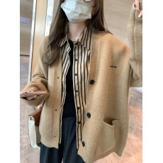 批发慵懒风卡其色字母毛衣<b class='q'>外套</b><b class='q'>女</b>复古宽松高级感V领厚款开衫秋冬