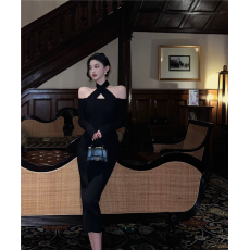 批发实拍实价秋冬修身针织<b class='q'>连衣裙</b>女性感交叉挂脖露肩设计感打底中长裙