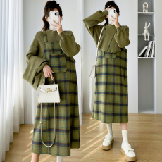 批发实拍2025半高领小围巾针织上衣+复古格纹背带裙孕妇套装