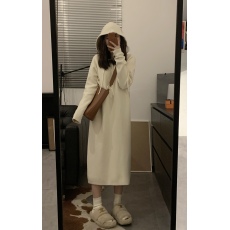 批发连帽针织连衣裙设计感小众显瘦秋<b class='q'>冬</b>长款宽松内搭奶油色百搭毛衣裙