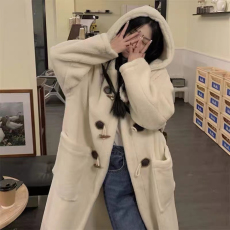 批发长款牛角扣羊羔毛外套女2022秋冬季羊羔绒学院风保暖连帽大衣