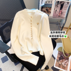 批发实拍小众蝴蝶结纽扣设计款针织衫女春季新款高级气质圆领修身<b class='q'>毛衣</b>