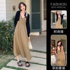 2026年新款咖色v领吊带连衣裙+开衫孕妇两件套