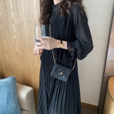 批发实拍纯色百搭木耳边压褶连衣裙女韩系秋冬气质中长款连衣裙