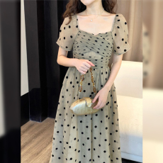 方领波点连衣裙子女夏季2023新款气质名媛高级感别致惊艳绝美长裙