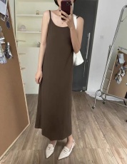 垂感咖啡色吊带2023夏季新款莫代尔中长裙女直筒V领连衣裙