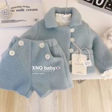 批发2023秋<b class='q'>冬</b>女童毛呢套装显白baby蓝翻领斜排扣外套洋气中裤两件套