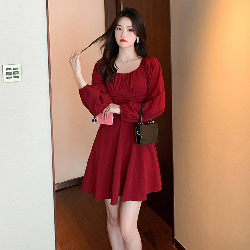 实拍法式复古红色连衣裙2023新款赫本风日常高级感方领收腰裙子