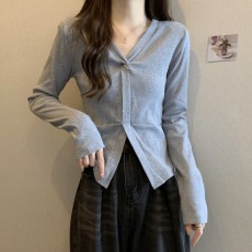 批发实拍大码~春款V领长袖修身纯棉上衣小个子高级感别致扭折打底衫