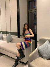 彩虹条纹针织吊带连衣裙女秋冬高级感纯欲甜辣妹性感包臀抹胸裙子