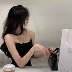 洛尼亚假日性感珍珠链条连衣裙女2023春新款法式赫本风收腰吊带裙