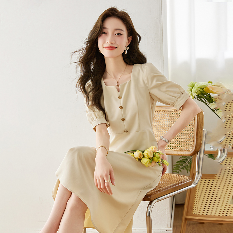 실사 2026 여름 프랑스식 레트로 슬림해 보이는 광장 칼라 허리 수축 여성 드레스 품격 출퇴근 롱 스커트
