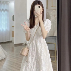 法式甜美初恋V领泡泡袖白色连衣裙女学生夏季韩版显瘦中长款字裙