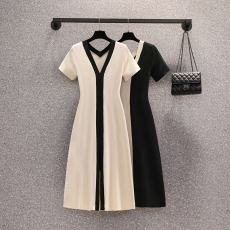 实拍大码女装2026新款遮肉针织连衣裙小香风显瘦撞色中长款A裙子