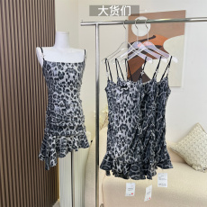 芭比姨 豹纹吊带连衣裙女春装2023年新款亮片性感辣妹短裙包臀裙
