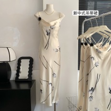 范智乔 法式缎面印花连衣裙夏季露背高级感气质温柔风开叉吊带裙