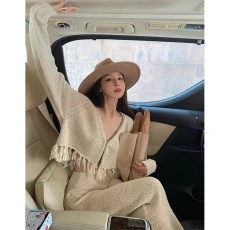批发复古休闲轻熟风套装女秋<b class='q'>冬</b>V领流苏毛衣外套针织显瘦半身裙两件套
