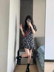 黑色小雏菊碎花连衣裙女夏新款设计感小众收腰显瘦荷叶边裙子短款