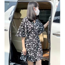 批发2026夏季韩版复古黑色高级感纯欲性感喇叭袖a型花色短袖<b class='q'>连衣裙</b><b class='q'>女</b>