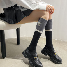 批发刺绣黑白拼接小腿<b class='q'>袜</b><b class='q'>女</b>春秋日系jk学院风<b class='q'>高</b><b class='q'>筒</b><b class='q'>袜</b>夏季显瘦及膝长<b class='q'>袜</b>潮