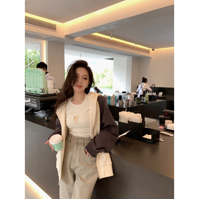 时髦达人大大廓形下的娇小美妞 插肩袖宽松拉链卫衣