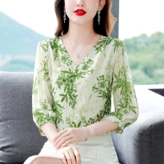 实拍 桑花绉中袖上衣女夏季2023新款宽松V领碎花洋气小衫