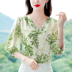实拍 桑花绉中袖上衣女夏季2023新款宽松V领碎花洋气小衫