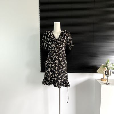 黑色碎花连衣裙女夏季2023新款法式收腰显瘦复古气质V领短款裙子