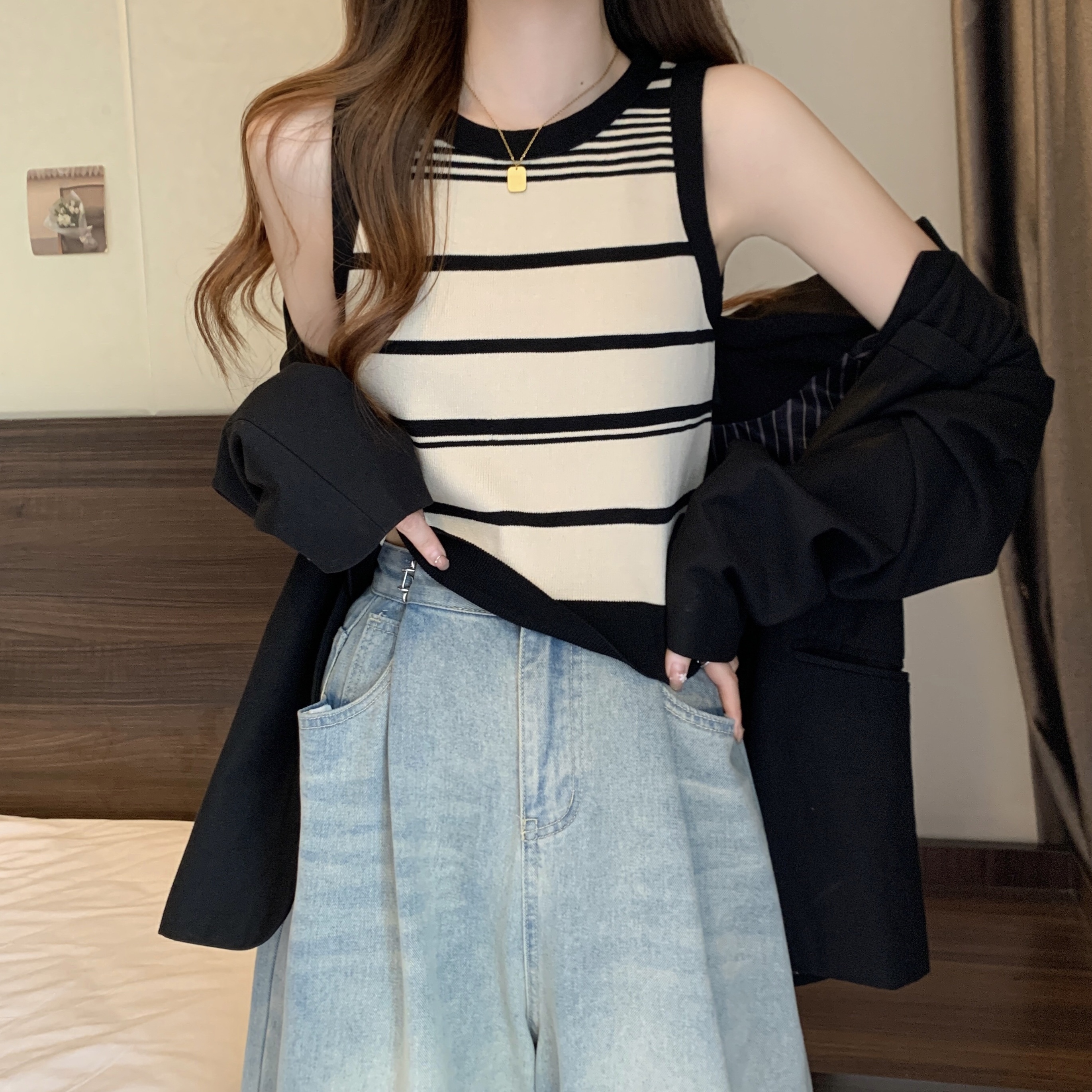 Summer new contrast striped camisole hot girl off-shoulder sleeveless knitted bottoming outer top