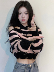 甜酷辣妹链条露肩粉色套头毛衣女秋季新款高级感镂空条纹短款上衣