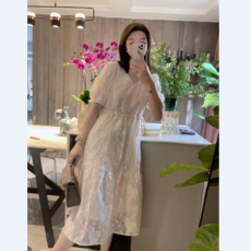 批发新款2023孕妇法式气质米白色V领时尚连衣裙
