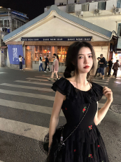 渔小平 黑桃爱丽丝 红花刺绣收腰大摆连衣裙女夏港味复古chic裙子