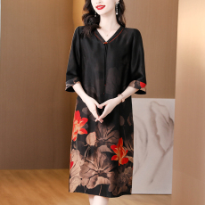 实拍2023新款香云纱连衣裙妈妈装真丝V领中袖宽松气质印花长裙