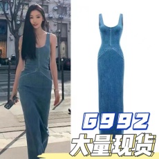 批发易梦玲<b class='q'>同款</b>性感高级感牛仔吊带<b class='q'>连衣裙</b>夏季开叉收腰修身无袖长裙潮