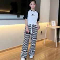 批发<b class='q'>女</b>中<b class='q'>大</b><b class='q'>童</b>装夏季2023新款少<b class='q'>女</b>洋气笑脸短袖T恤条纹阔腿长裤套装